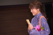 橋田壽賀子の話を笑顔で聞く有村架純。