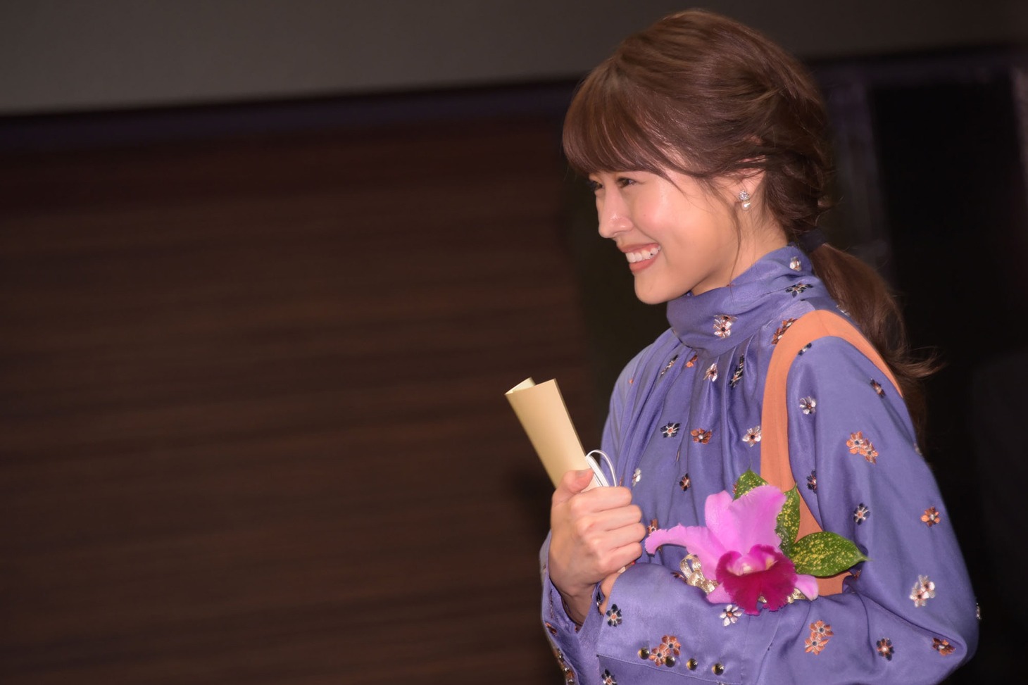橋田壽賀子の話を笑顔で聞く有村架純。