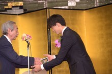 表彰状を受け取る竹内涼真。