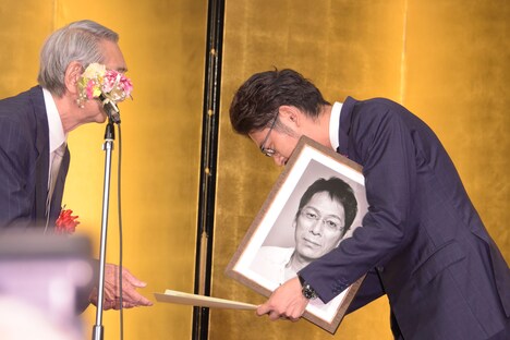 遺影とともに出席した大杉漣の長男・大杉隼平（右）。