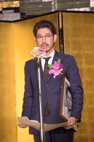 遺影とともに出席した大杉漣の長男・大杉隼平。