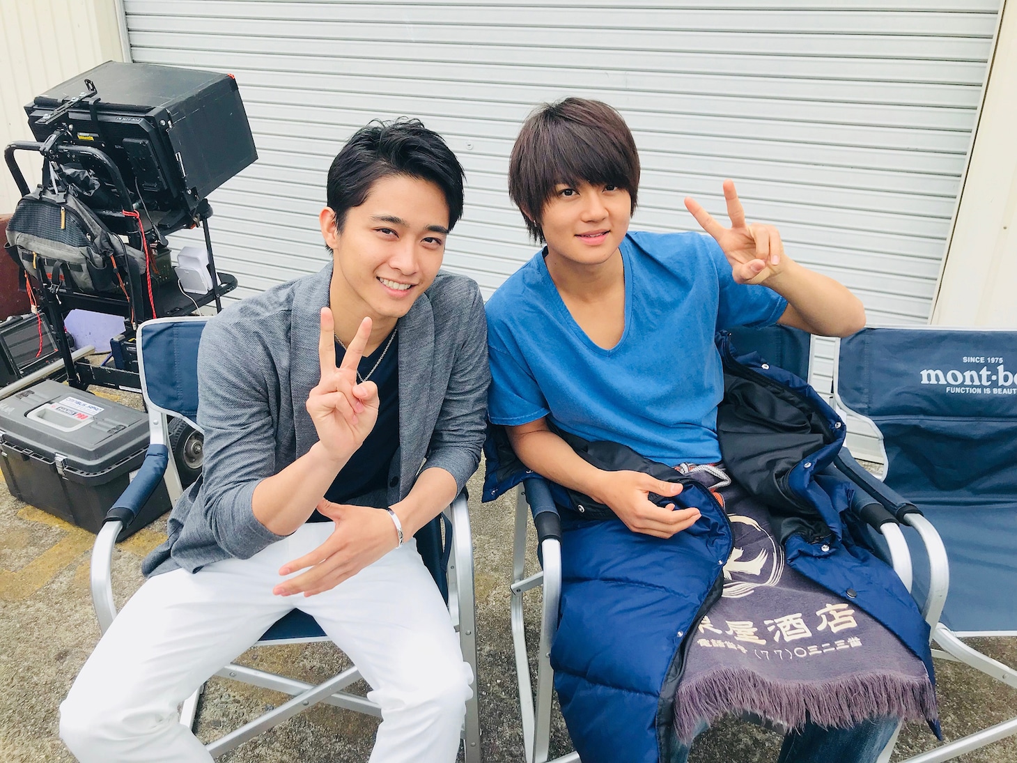 「青夏 きみに恋した30日」オフショット。左から佐藤寛太、佐野勇斗。