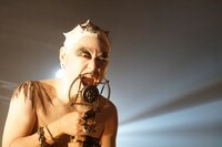 「音量を上げろタコ！なに歌ってんのか全然わかんねぇんだよ!!」