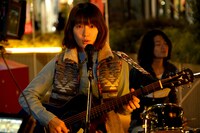 「音量を上げろタコ！なに歌ってんのか全然わかんねぇんだよ!!」