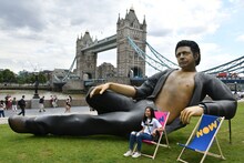 「ジュラシック・パーク」公開25周年を記念して建てられたジェフ・ゴールドブラムの像。（写真提供：Nils Jorgensen / Cover Images / Newscom / Zeta Image）