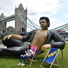 ジェフ・ゴールドブラム巨大像がロンドンに出現!マルコム博士の“あのポーズ”で