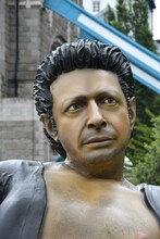 「ジュラシック・パーク」公開25周年を記念して建てられたジェフ・ゴールドブラムの像。（写真提供：Nils Jorgensen / Cover Images / Newscom / Zeta Image）