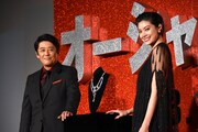 「オーシャンズ8」完成披露試写会の様子。左から坂上忍、森星。