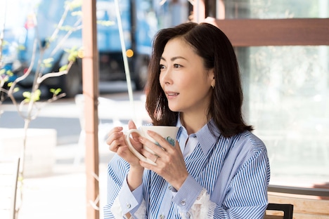 中山美穂演じる瀧沢真璃子。