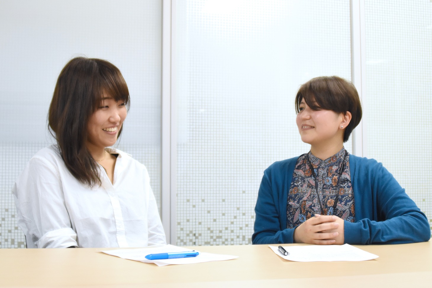 左から小原まりこ、友澤優帆。