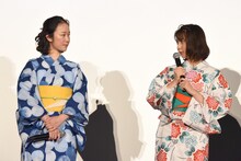 左から黒木華、上白石萌歌。