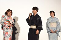 星野源（中央）のコメントに笑う、上白石萌歌（左）と麻生久美子（右）。