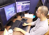 「上海恋」の美術監督を務めた渡邉丞の作業風景。