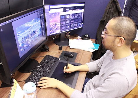 「上海恋」の美術監督を務めた渡邉丞の作業風景。