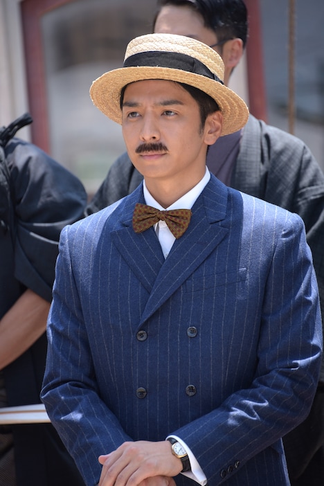 三島弥彦役の生田斗真。