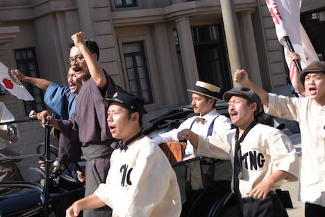 大河ドラマ「いだてん」撮影現場にて、三島弥彦役の生田斗真（中央奥）。