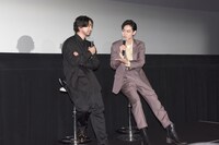 左から山田孝之、菅田将暉。