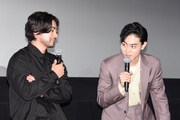 左から山田孝之、菅田将暉。