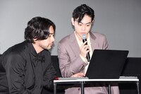 感想ツイートを読む山田孝之（左）と菅田将暉（右）。