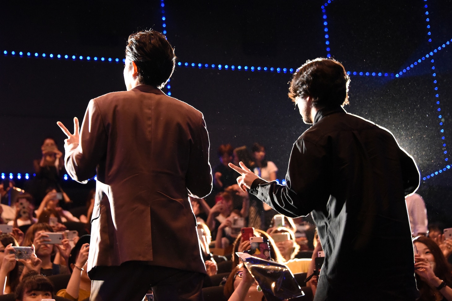 観客の写真撮影に応じる菅田将暉（左）と山田孝之（右）。