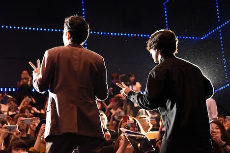 観客の写真撮影に応じる菅田将暉(左)と山田孝之(右)。