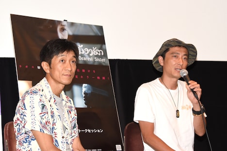 左から相澤虎之助、富田克也。