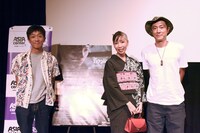 「Dearest Sister」上映会の様子。左から相澤虎之助、マティー・ドゥー、富田克也。