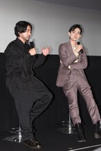 左から山田孝之、菅田将暉。