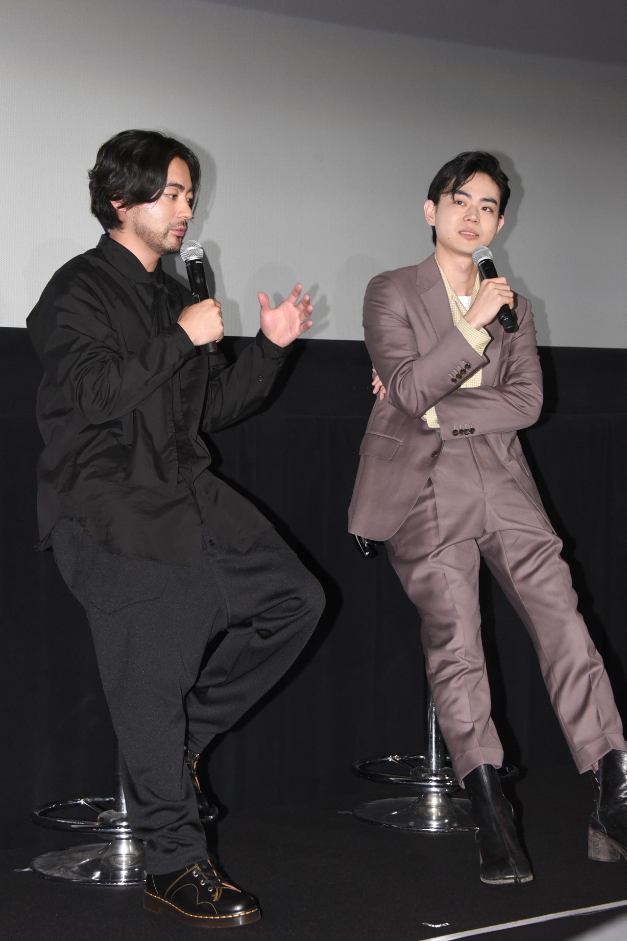 左から山田孝之、菅田将暉。