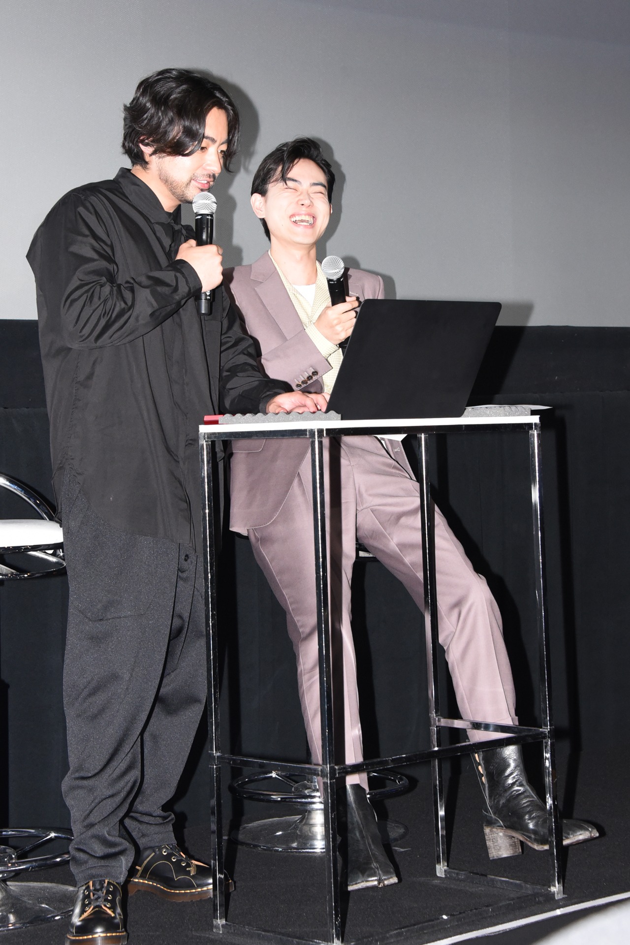 左から山田孝之、菅田将暉。