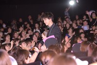 観客とハイタッチしながら入場する吉沢亮。