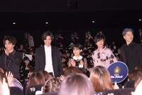 観客に挨拶するキャストたち。