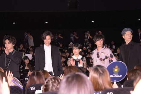 観客に挨拶するキャストたち。
