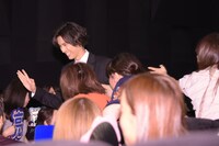 観客とハイタッチしながら入場する福士蒼汰。