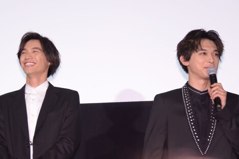 「皆さんの顔がにぎやかで……」という吉沢亮（右）の発言に笑う福士蒼汰（左）。