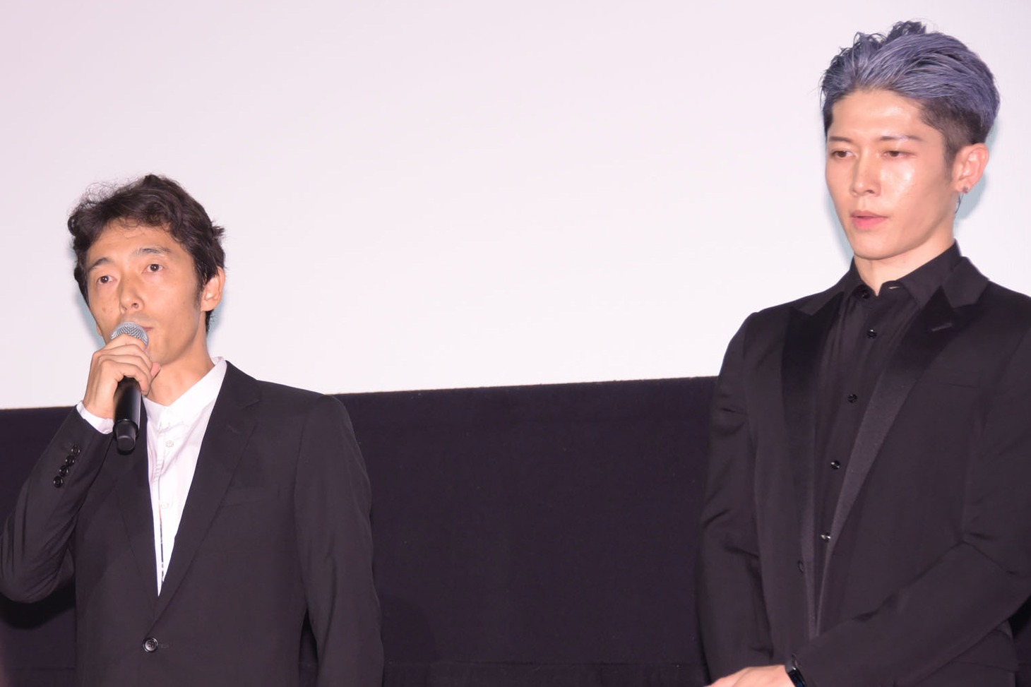 左から佐藤信介、MIYAVI。