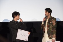 左から吉沢亮、小柳友。