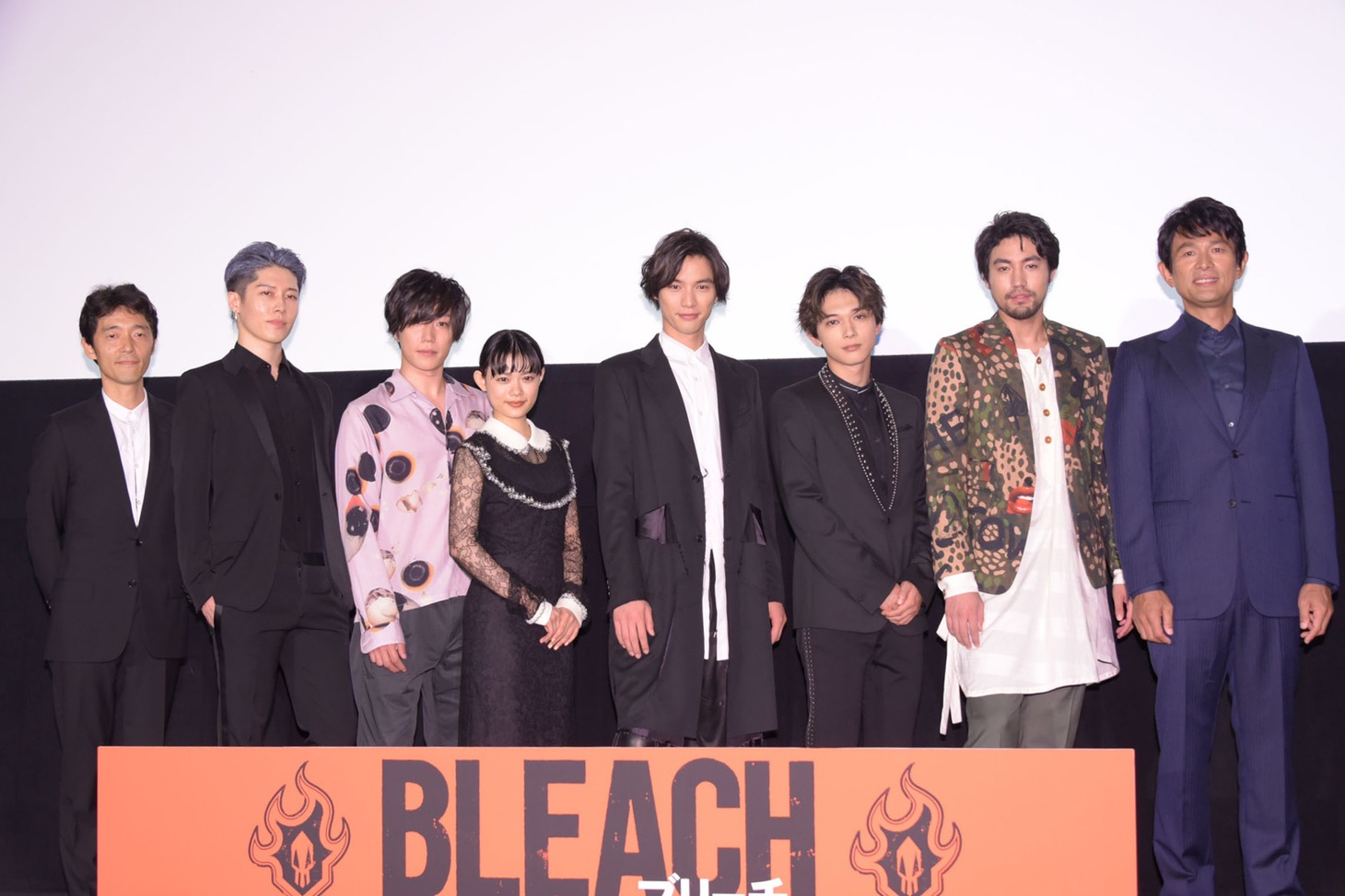 左から佐藤信介、MIYAVI、早乙女太一、杉咲花、福士蒼汰、吉沢亮、小柳友、江口洋介。