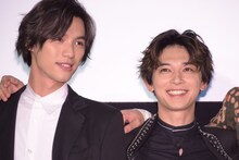 左から福士蒼汰、吉沢亮。