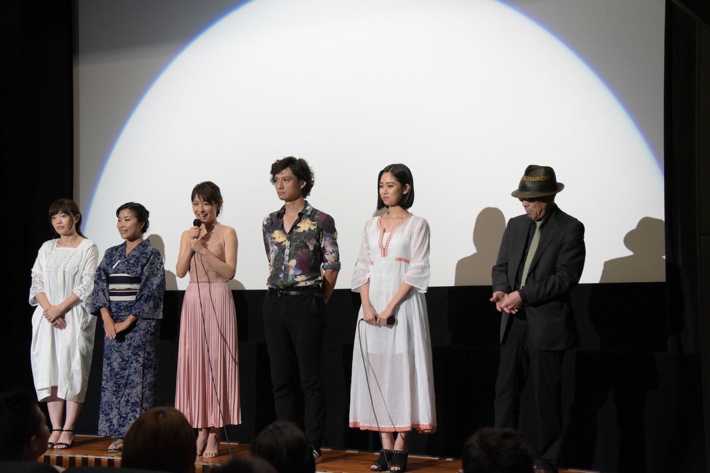 「スティルライフオブメモリーズ」初日舞台挨拶の様子。