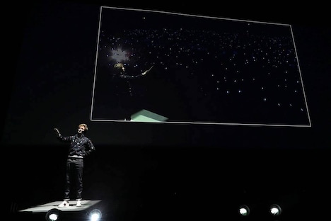 ルーモスを唱えるエディ・レッドメイン。