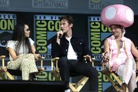 左からゾーイ・クラヴィッツ、カラム・ターナー、エズラ・ミラー。