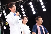 左から勝地涼、佐藤仁美、金田明夫。