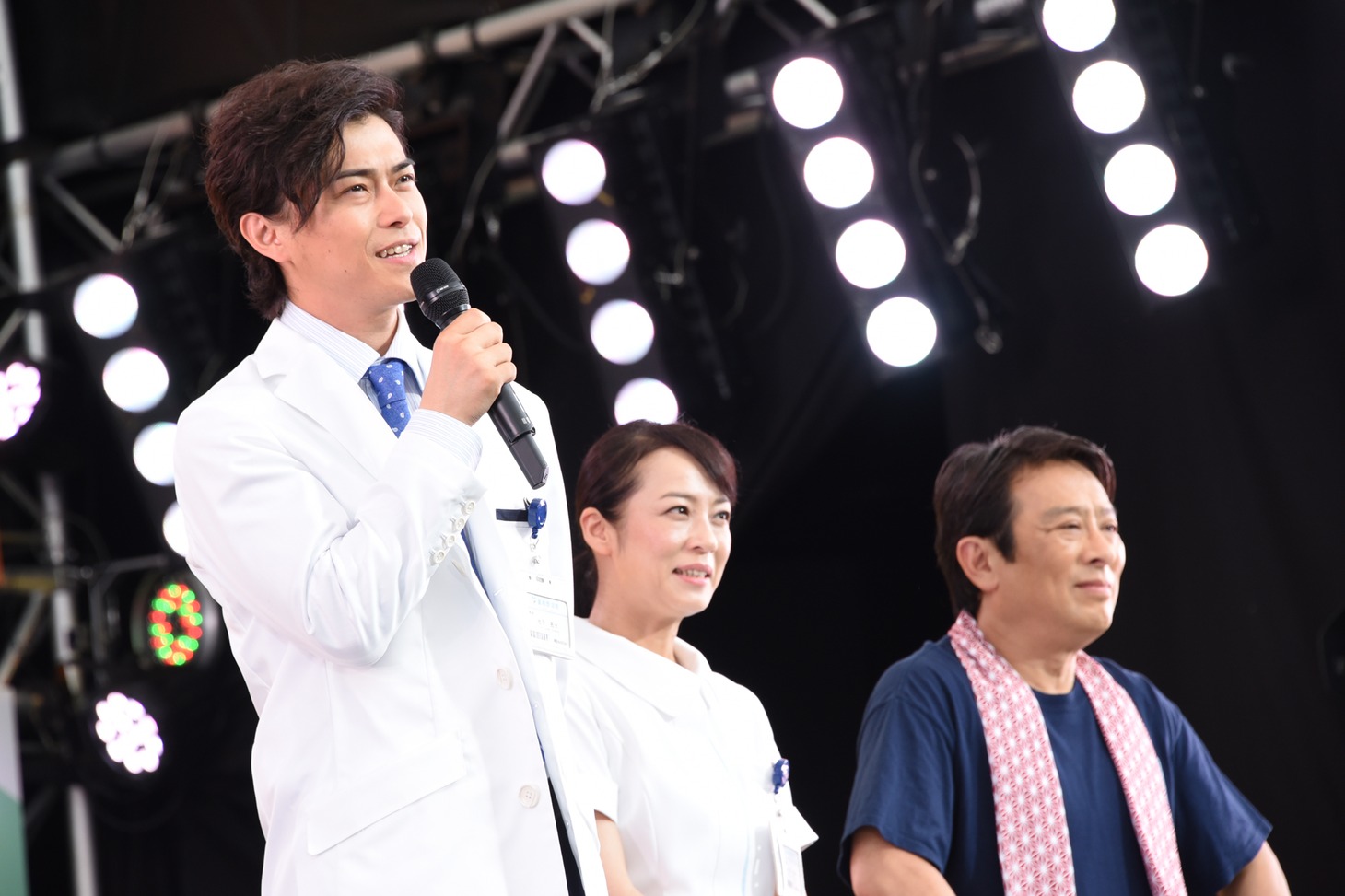 左から勝地涼、佐藤仁美、金田明夫。