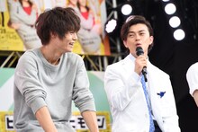 左から窪田正孝、勝地涼。