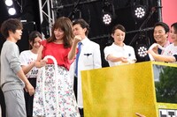 王様のひもを引きガッツポーズを決める川口春奈。