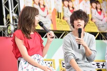 左から川口春奈、窪田正孝。
