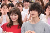 左から川口春奈、窪田正孝。