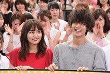 左から川口春奈、窪田正孝。