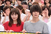 左から川口春奈、窪田正孝。